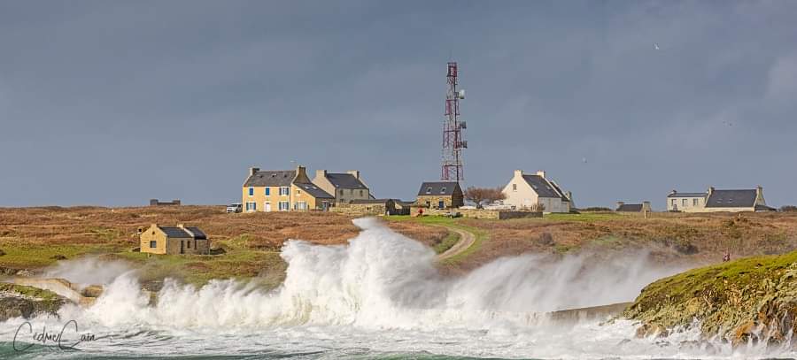 L’hiver semble s’éterniser sur Ouessant avec le passage de la tempête Pierrick ce soir sur l’île accompagné d’un fort coefficient de marée.
#ouessant #iledouessant #tempetepierrick #lumieresdouessant #cedriccain #seascape #merdiroise #letelegramme #ouestfrance #magnifiquebretagne