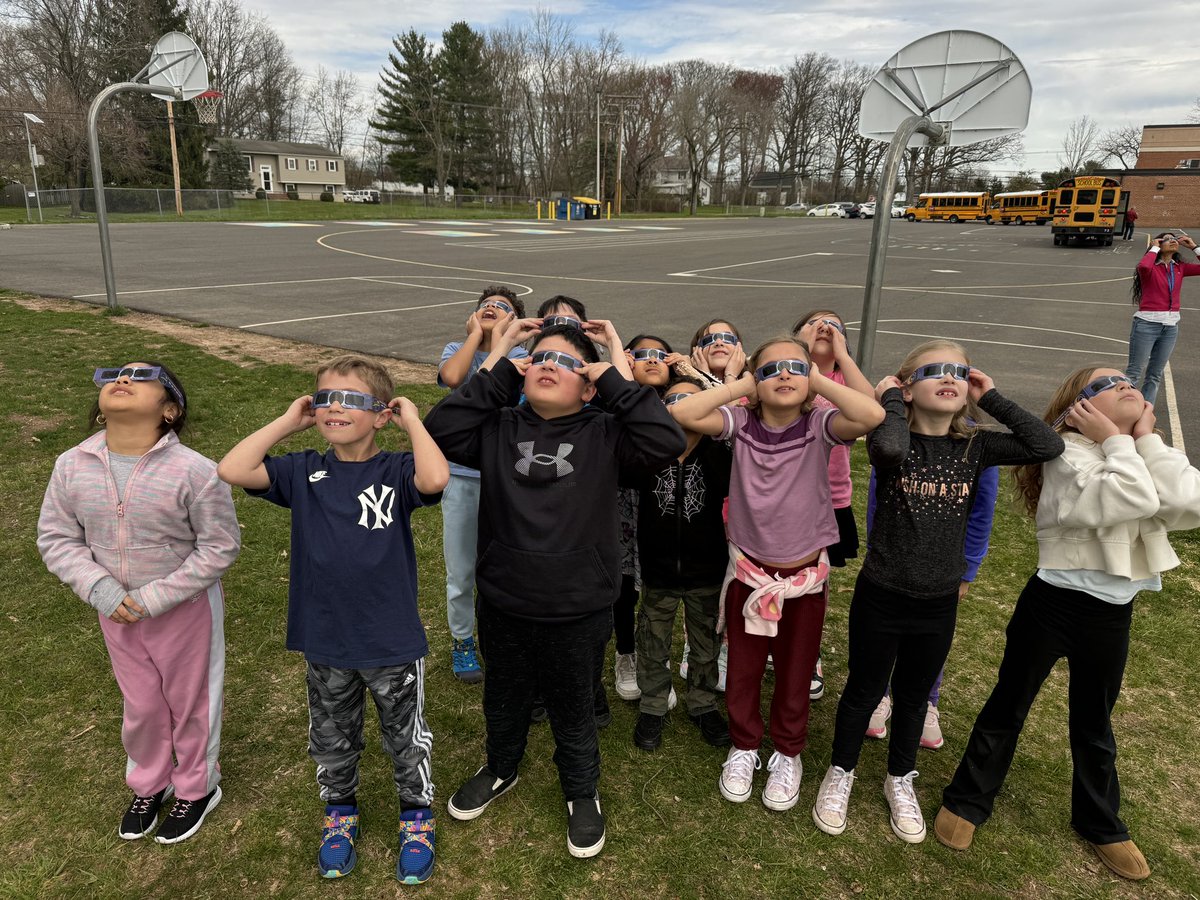 WE SAW A SOLAR ECLIPSE ☀️🌑 <a href="/RobertHunterES/">Robert Hunter</a> <a href="/FlemRarSchools/">FlemRarSchools</a>