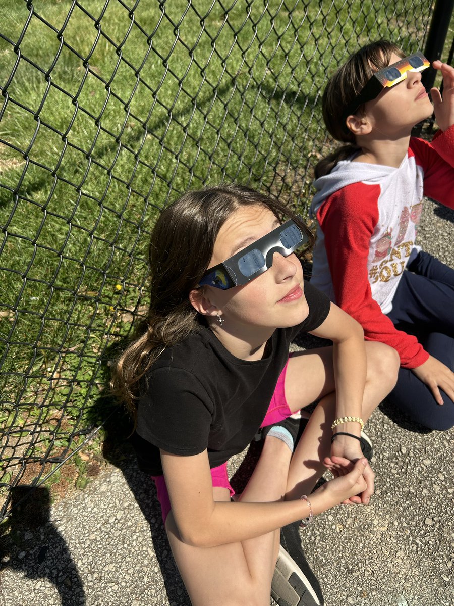 5thwithFergen's tweet photo. 5th grade takes on the Solar Eclipse #youOTTtobehere https://t.co/EIJQ6J2MLt