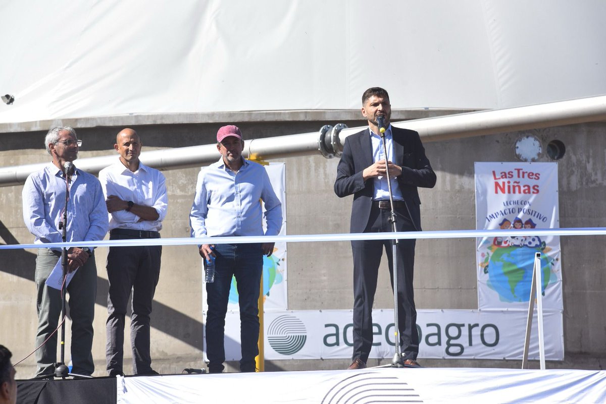 GobSantaFe's tweet photo. ♻️@MaxiPullaro: “Queremos mostrarle a todo el país el valor de nuestro sistema productivo con el uso de energías renovables”
 
🗣️El gobernador participó de la reinauguración del sistema de biodigestor de la empresa productora de alimentos y energías renovables Adeco Agro en Christophersen y agregó: “Es muy bueno que mostremos nuestro sistema productivo, y también de qué manera en la provincia de Santa Fe, cuando se piensa en el sistema productivo, se piensa también en el cuidado del ambiente. Esto nos hace crecer como provincia y nos permite sostener mercados internacionales".

📲🔗Link:https://t.co/X4i3CGmsoy