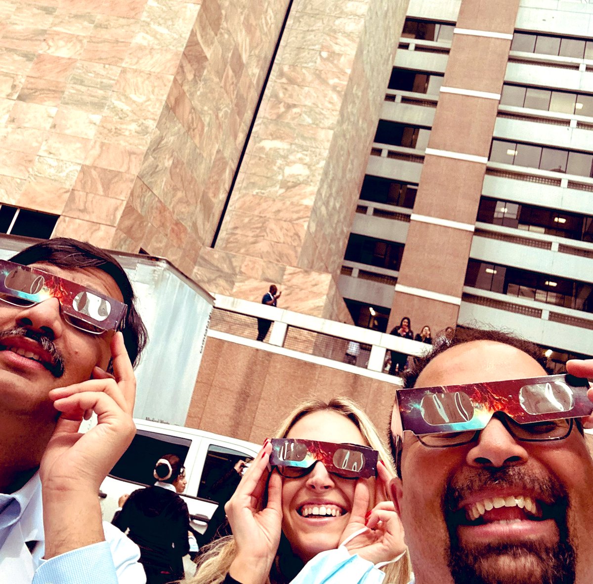 👉👉👉Wow! A spectacular, reflective moment ▶️bringing us all together #TotalSolarEclipse2024 in #Texas with Prof @NitinJainMD & Prof Pemmaraju teams!🌙 🌖 b/c at the end of the day #WeAreAllInThisTogether | @Aiims1742 @VincentRK @sanamloghavi @tmprowell @acweyand @marklewismd