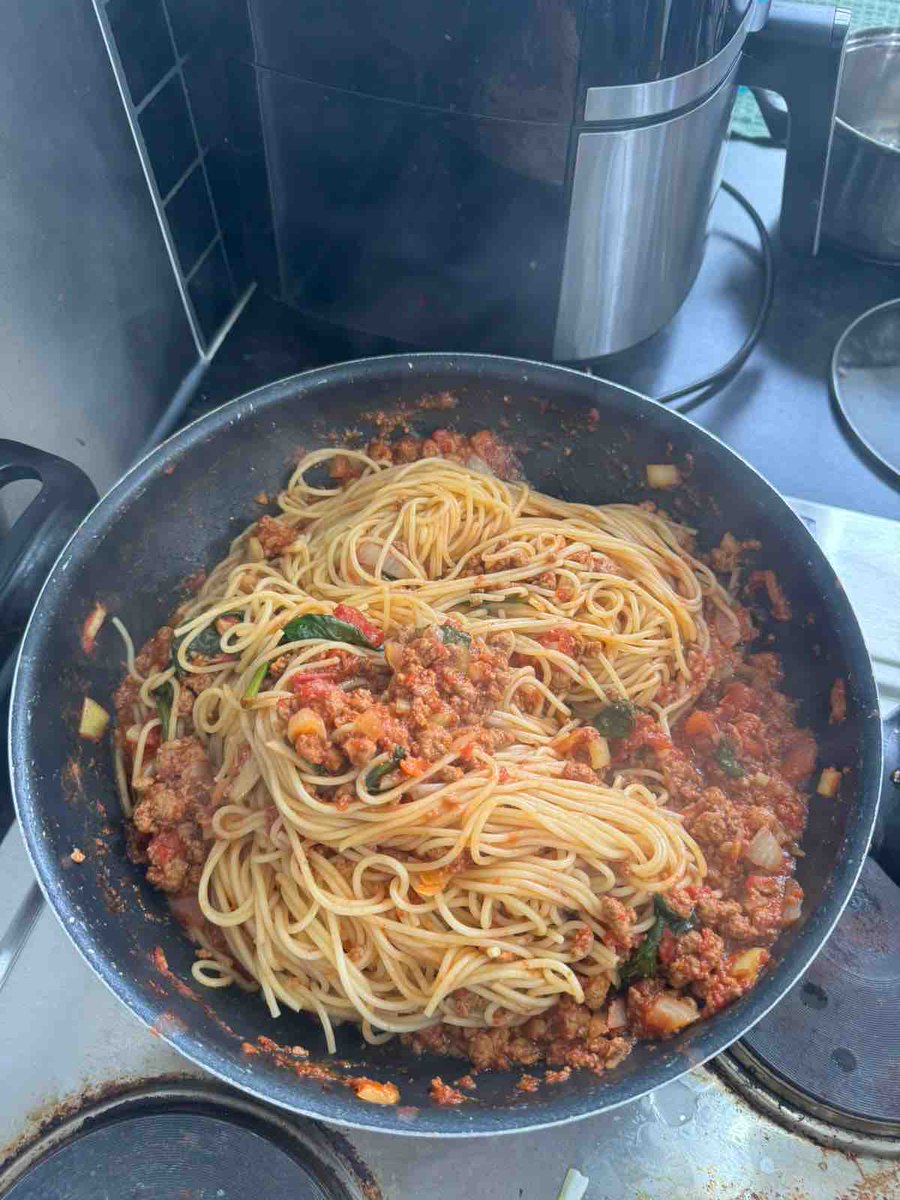 Our New Living Well Chefs were cooking up a tasty bolognaise on Friday afternoon 👩‍🍳🍝 To find out how you too can get involved in becoming a chef in our new group “Cooking with Ellen” - email zsinclaire@re-instate.co.uk #livingwell #yummy #bolognaise #CookingwithEllen