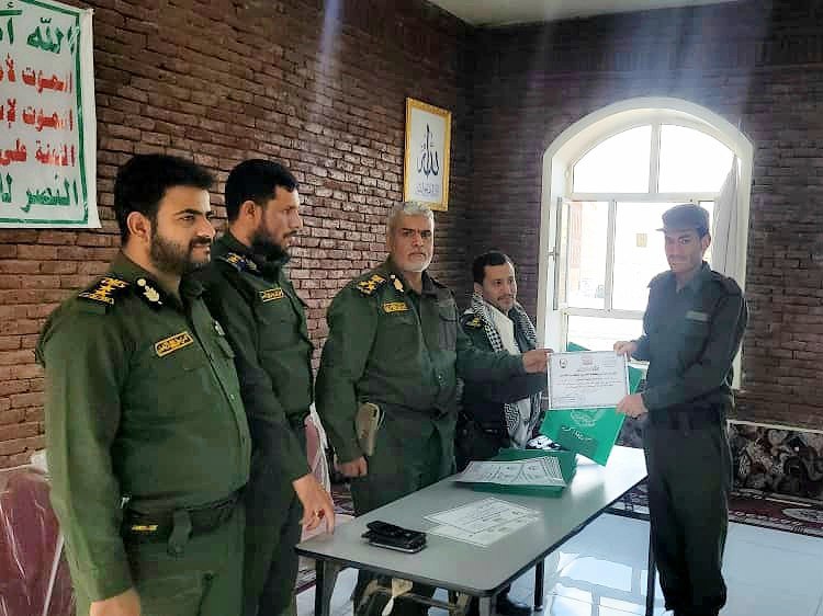 شرطة العاصمة صنعاء تكرّم عدداً من رجال أمن مديرية التحرير 

#وزارة_الداخلية
#الإعلام_الأمني_اليمني 
 29 رمضان  1445هـ

كرّم مساعد مدير عام شرطة أمانة العاصمة لشؤون الأمن العميد عبدالجبار الأحرمي، ومعه العقيد خليل إسماعيل النعمي مساعد مدير الأمن لشؤون الموارد البشرية والمالية،