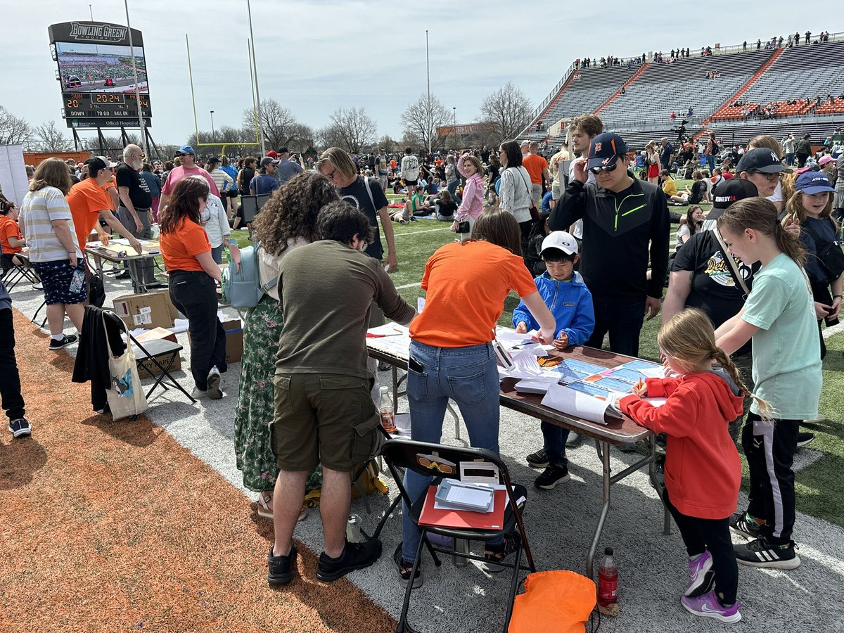 Celebrating the 2024 solar eclipse with the Bowling Green State University campus and local/visiting community today! What an amazing experience and partnership with faculty and staff across campus! Celebrate and grow together! #science @BGSU_Athletics @bgsu