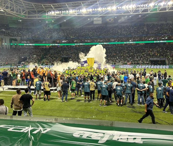 luccasgmelo's tweet photo. Metade da população de SP estava no gramado após o fim do jogo ontem

Mas não deixaram um dos maiores idolos da história do clube descer pq ele nao tava com a credencial

Cade o bom senso???

Como que alguém em um jogo do Palmeiras olha na cara do Dudu e nao deixa ele passar? https://t.co/VzilxbKX3w