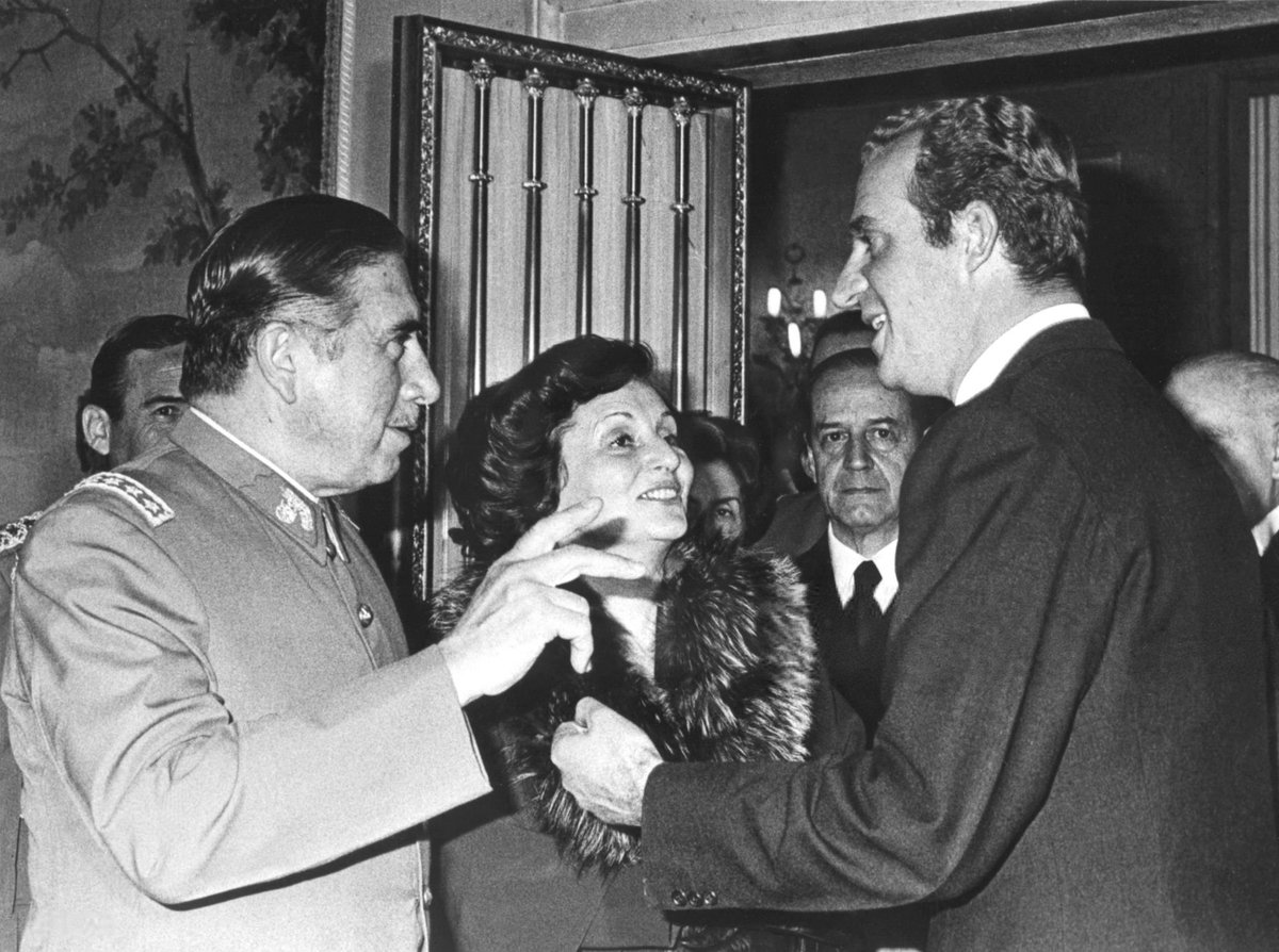 Presidente Augusto Pinochet, su esposa Lucía Hiriart y el ministro Patricio Carvajal en Madrid, España, junto al rey Juan Carlos I el 23 de noviembre de 1975.