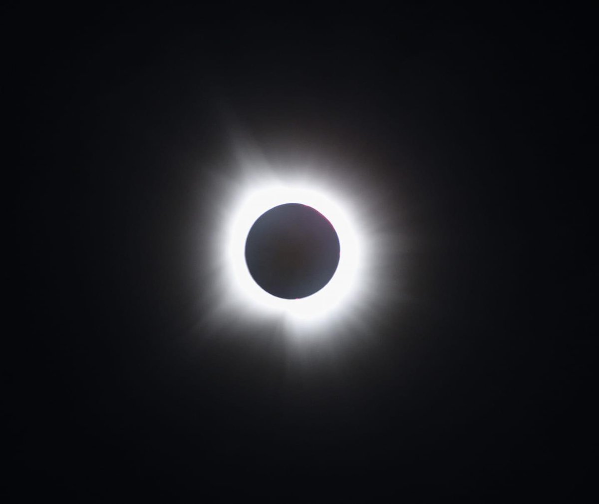 🤩 Totality in Jasper, AR! 📸 Dean R Specker. @kmbc @spann @StormHour #SolarEclipse2024