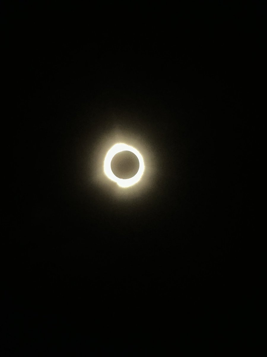 luisariz13's tweet photo. Total solar eclipse in Bedford Heights, OH! No-brainer to make the stop on the way home from @usahockey Nationals in East Lansing, MI. https://t.co/AHVHueIA38