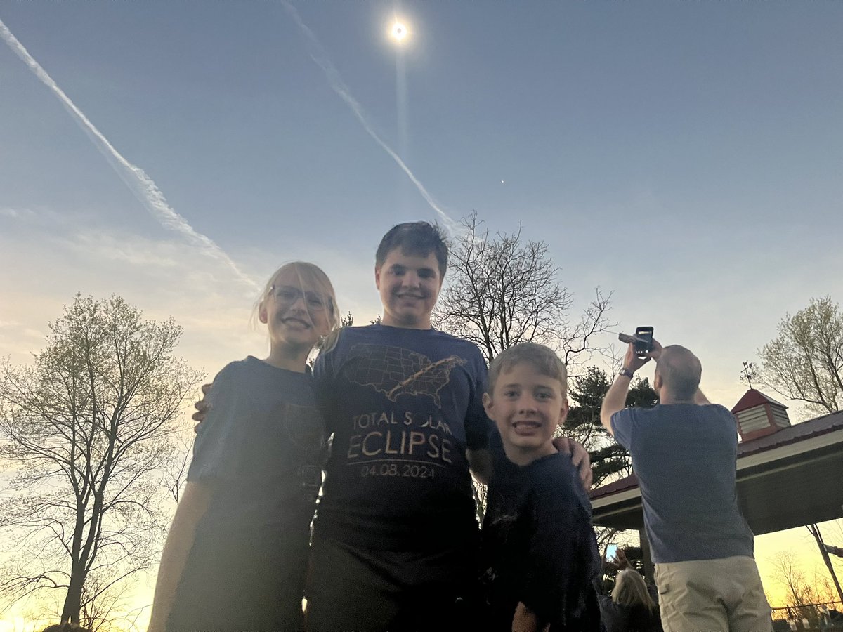JSchackKY's tweet photo. Eclipse2024 Bigger viewing crowd than our 2017 gathering. https://t.co/7uswg4yBoD