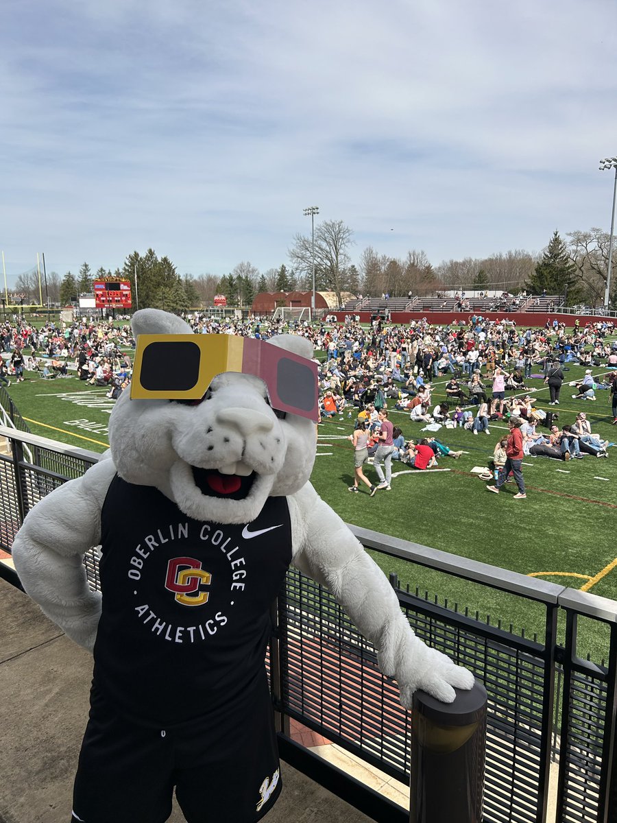Yeobie and all their friends catching the once in a lifetime total solar eclipse! #GoYeo