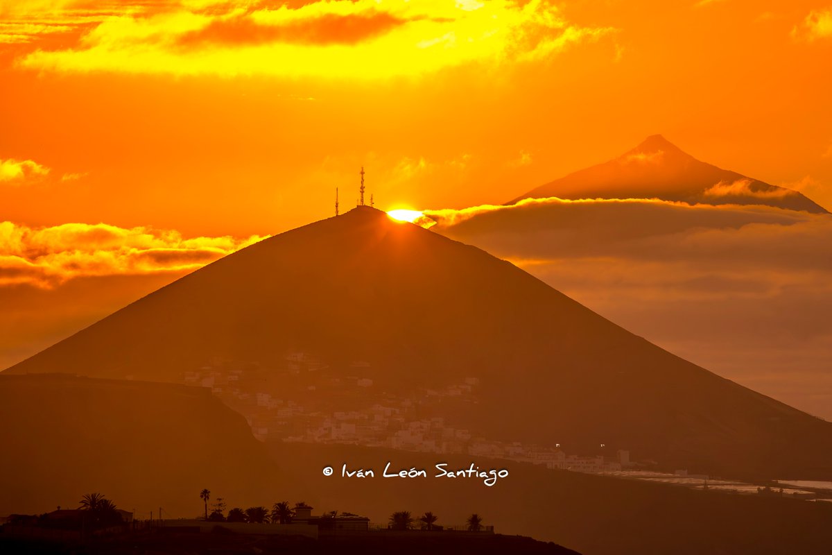 📷🌄 Últimos rayos de sol entre la Montaña de Ajódar y el Teide #Arucas #Sunset #GranCanaria 🇮🇨#IslasCanarias