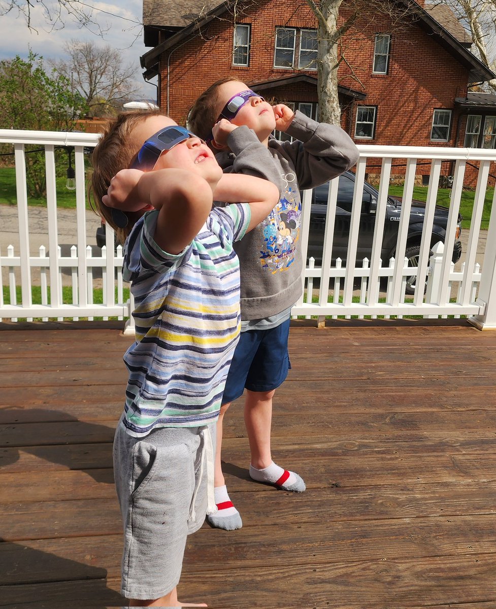 The boys loved catching #Eclipse2024 I have to admit it was pretty wild to see. #souths1dehype