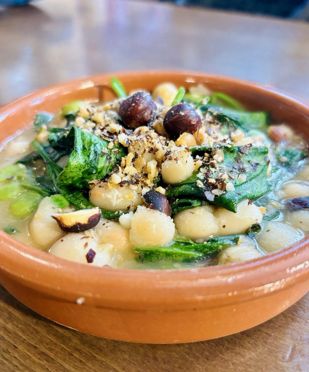 The taste of summer from rural Spain. Plump, creamy Navarran alubias, peas, baby broad beans, spinach and mint. Topped with roasted Catalan hazelnuts. Just perfect. 😍