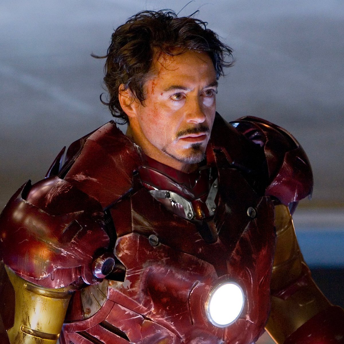 'Iron Man': Porque Robert Downey Jr declaró que 'felizmente' regresaría al MCU como Iron Man . 'Es una parte de mi ADN. Ese papel me eligió. Y mira, siempre digo, nunca, jamás apuestes contra Kevin Feige. Es una apuesta perdedora. Él es la casa. Él siempre ganará'.
