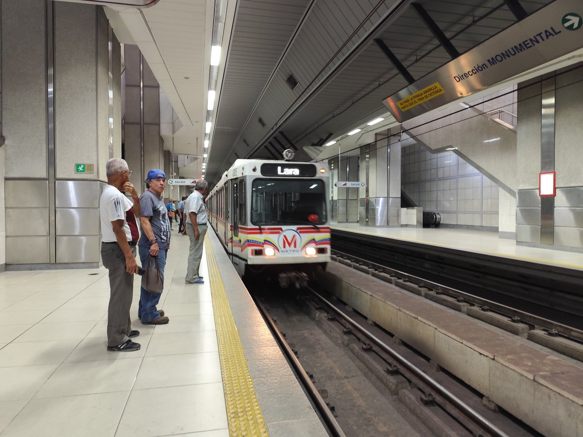 CAMETROVALENCIA's tweet photo. #08Abr ||El pueblo carabobeño disfruta de un servicio de #Transporte eficiente, seguro y confortable gracias al compromiso de la #GestiónRevolucionaria que de la mano de la #GMTVen🇻🇪 ¡Avanza!🚇 @NicolasMaduro @rvaraguayan @yolyemil #UniónPatriótica https://t.co/ffGBbMuDEY