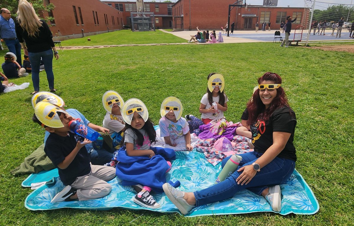 At @StevensParkDISD we had ourselves a eclipse watch party on the lawn!! 🌚🌞 @PathtoPinkston @stephx568 @srghdez @TeamDallasISD @dallasschools #dallasisdTotalEclipse
