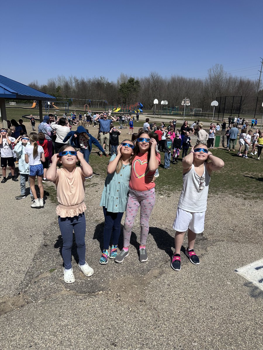 BauerElementary's tweet photo. Our students had a great time viewing the #2024solareclipse!

#fireupgoeagles https://t.co/bQ4OhNk0Ls