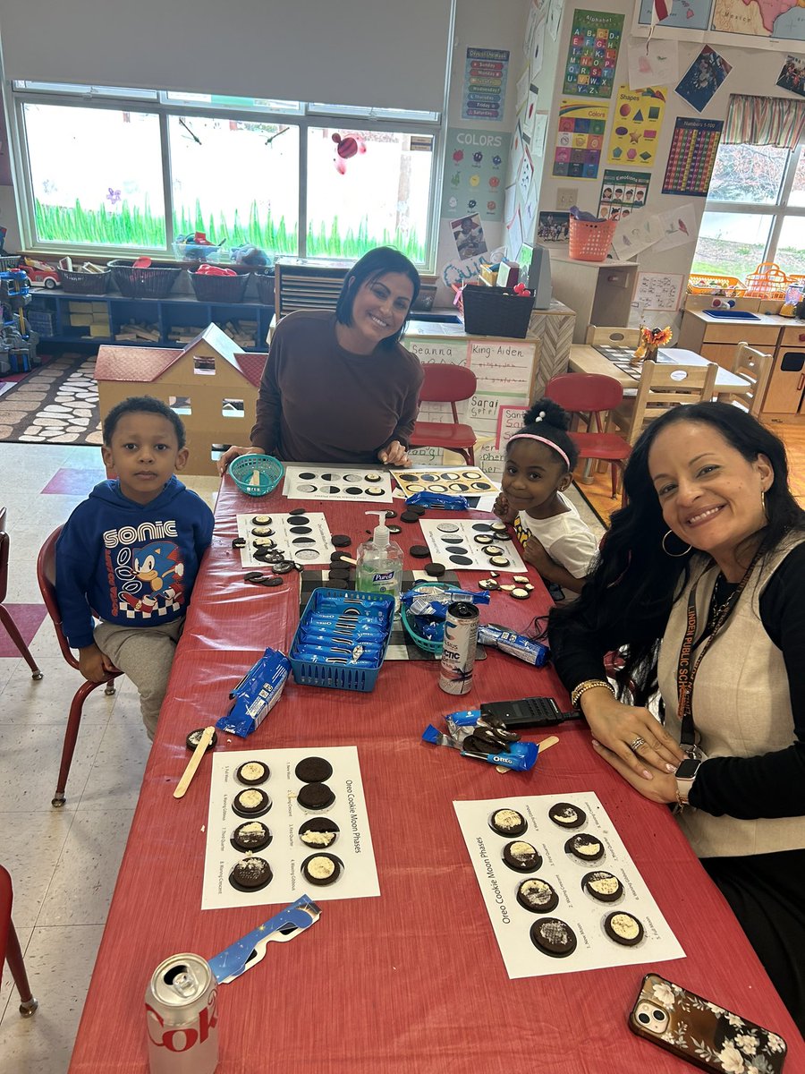 Ms. O’Grady’s students learned about the phases of a solar eclipse using Oreos! 🍪 #WeRoarAtSchool4 @suzanne_olivero @LindenPS @AtiyaYPerkins