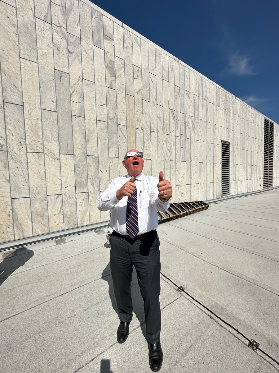 We're grateful to our USG campuses across Georgia for sharing their knowledge and expertise about #Eclipse2024. Two thumbs up from the Chancellor! ☀️🌘