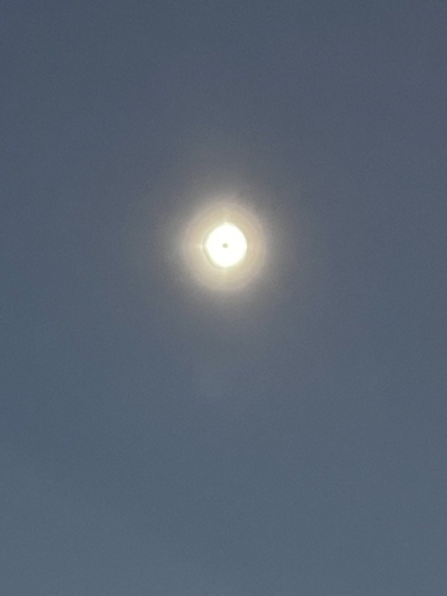 eduability's tweet image. Wow! #Eclipse24 totality in Montreal ,Canada.I can see clearly now…!!A historical celestial moment!! 

When the moon is in the Seventh House
And Jupiter aligns with Mars
Then peace will guide the planets
And love will steer the stars🙏🏻🌖🌓🌕✌🏻☮️🇨🇦