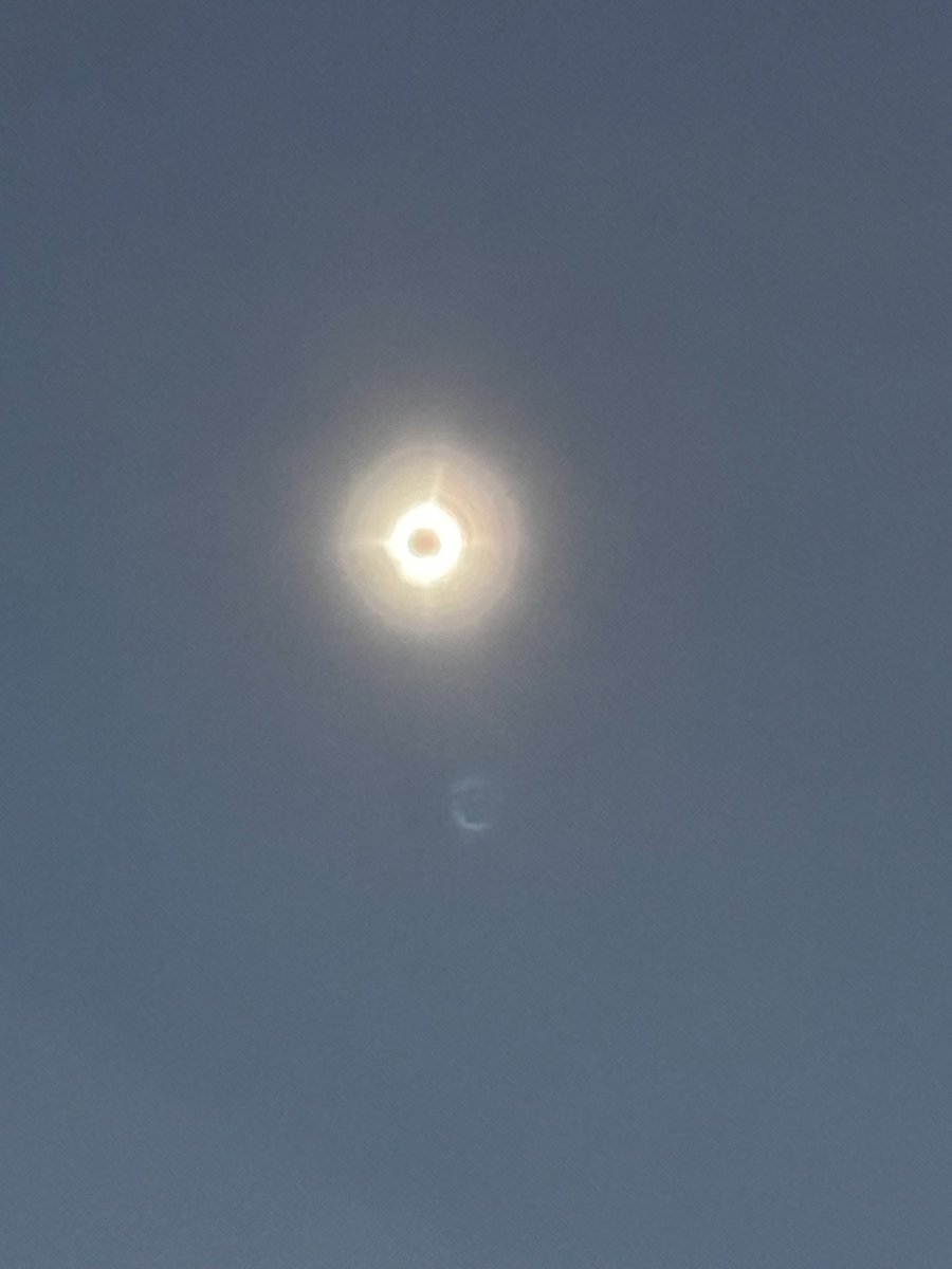 eduability's tweet image. Wow! #Eclipse24 totality in Montreal ,Canada.I can see clearly now…!!A historical celestial moment!! 

When the moon is in the Seventh House
And Jupiter aligns with Mars
Then peace will guide the planets
And love will steer the stars🙏🏻🌖🌓🌕✌🏻☮️🇨🇦