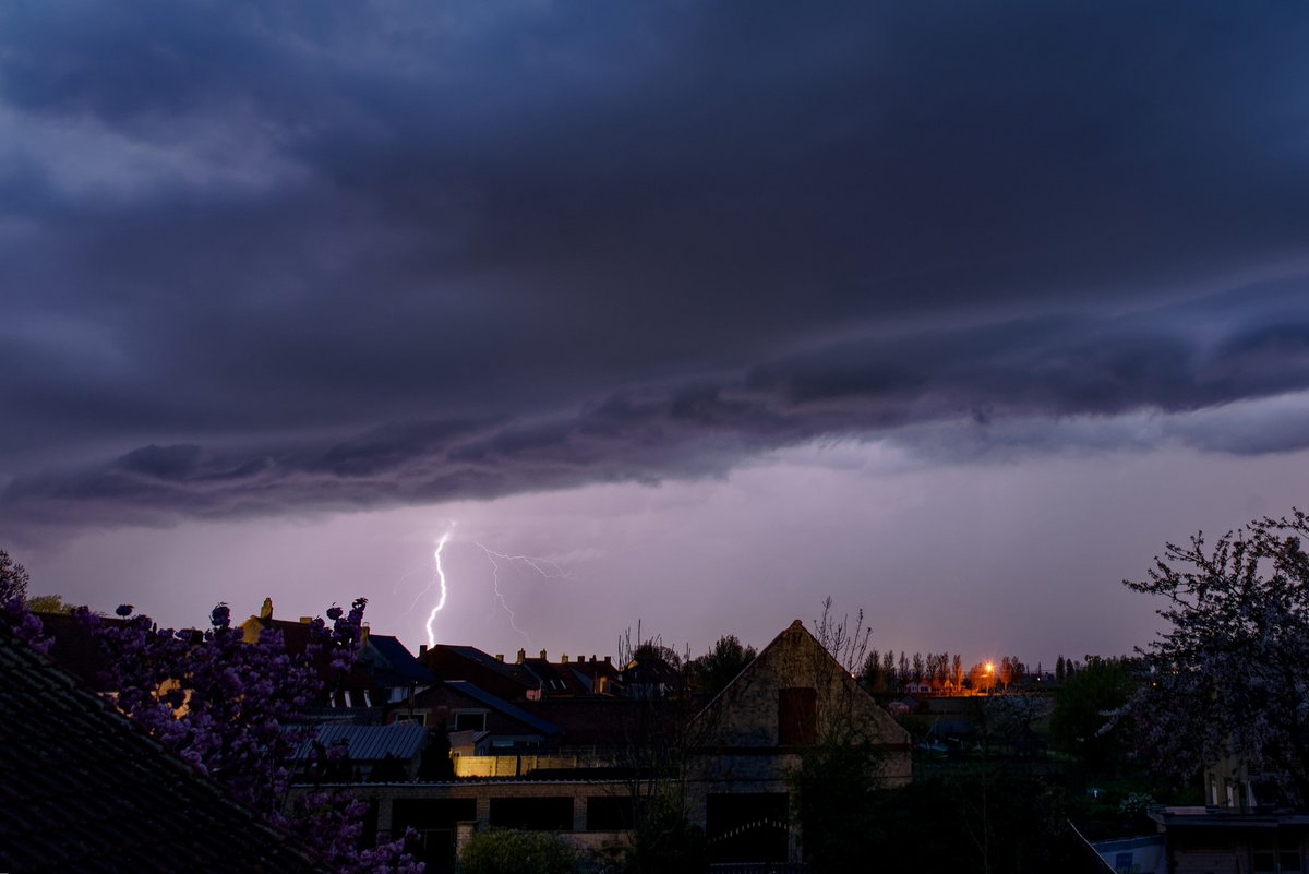 Houtem 21u05 en 7,9L Hevig onweer vanuit Frankrijk! ⚡️⛈️ #nwbnlx #vrtweer #hln #focuswtv #onweer #bliksem #veurne