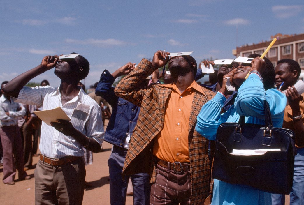 people in the village of voi, looking at the eclipse through smoked glass protection

© jean gaumy, kenya, 1980