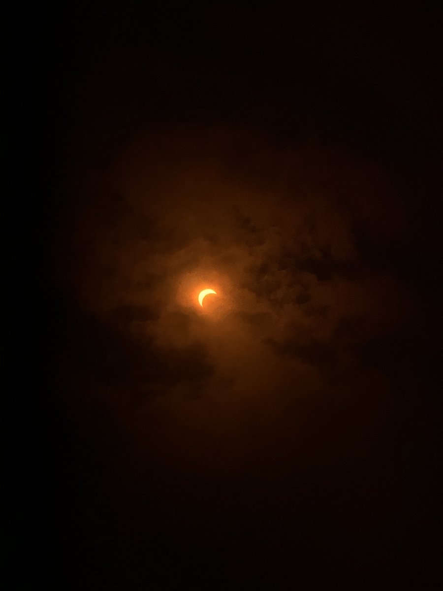 jtylerortiz's tweet photo. ECLIPSE

Pretty cool I guess! https://t.co/13yVwkueWe