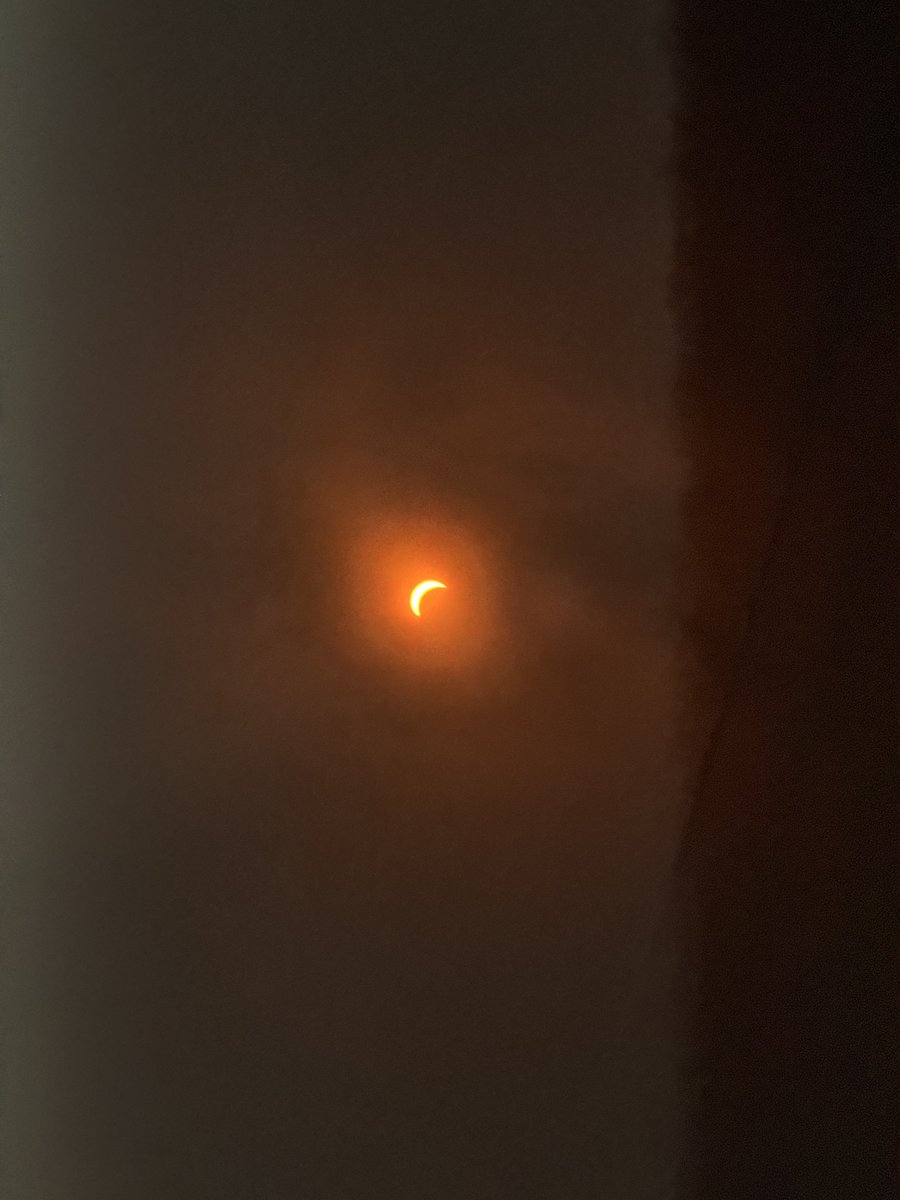 jtylerortiz's tweet photo. ECLIPSE

Pretty cool I guess! https://t.co/13yVwkueWe