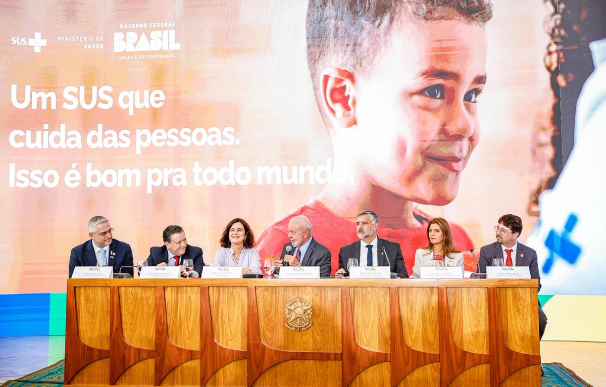 Na apresentação da saúde, ao lado da ministra @nisia_trindade, podemos ter uma noção do trabalho da pasta pela saúde pública nesses 15 meses de governo. Além do aumento de 85% no Mais Médicos e os R$ 31 bilhões em investimentos do PAC até 2026, tivemos importantes lançamentos.…