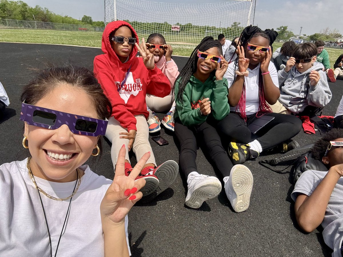 A day for the books! 🌘 #SolarEclipse #SamSide <a href="/SamhoustonMS/">Sam Houston Middle School</a>