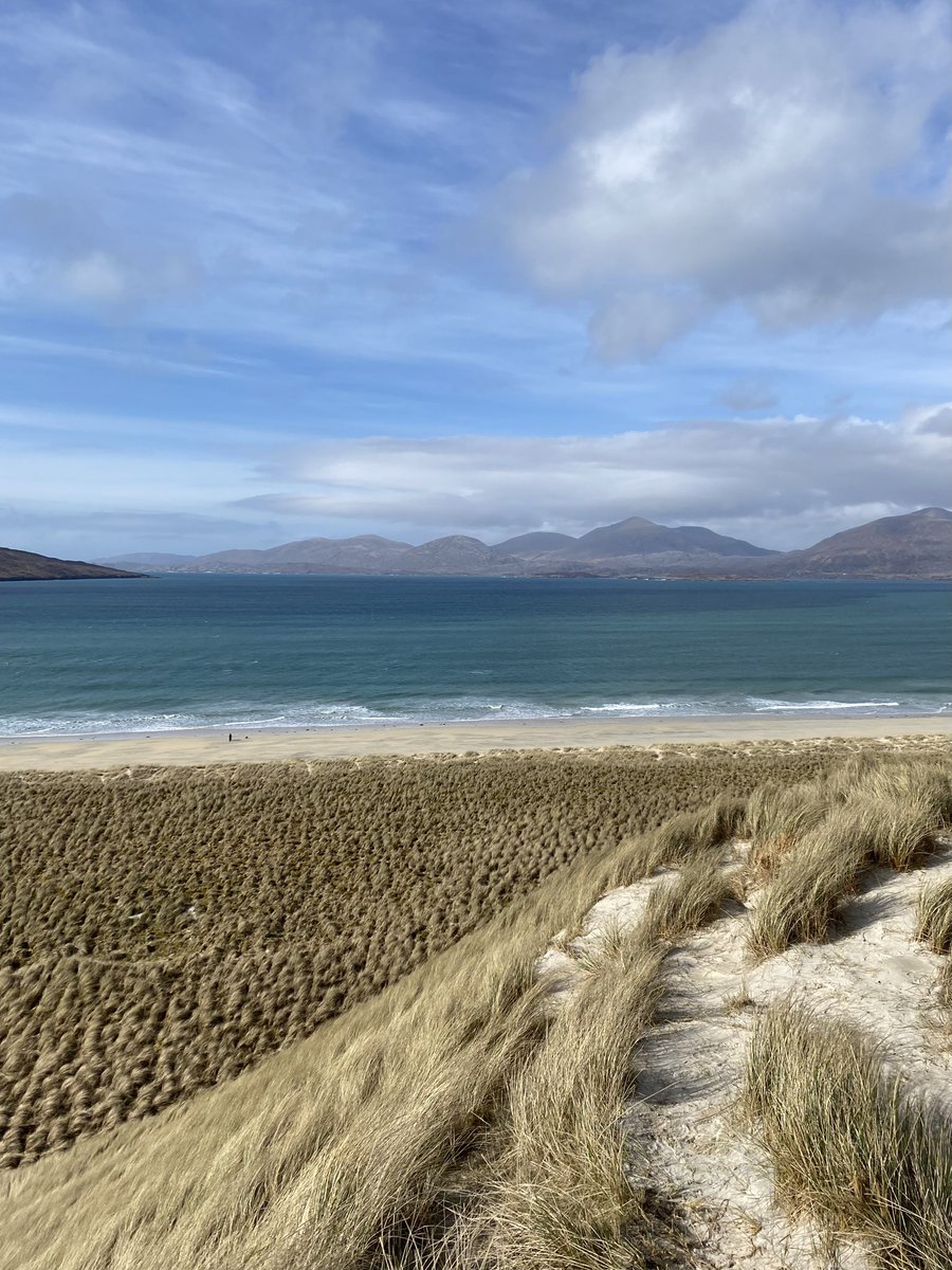 Thabair là eireachdail, gaothach anns na Hearadh an-diugh, chòrd e rium gu mòr a bhith na mo hoooo-rist 😎 #luskentyre #isleofharris #outerhebrides