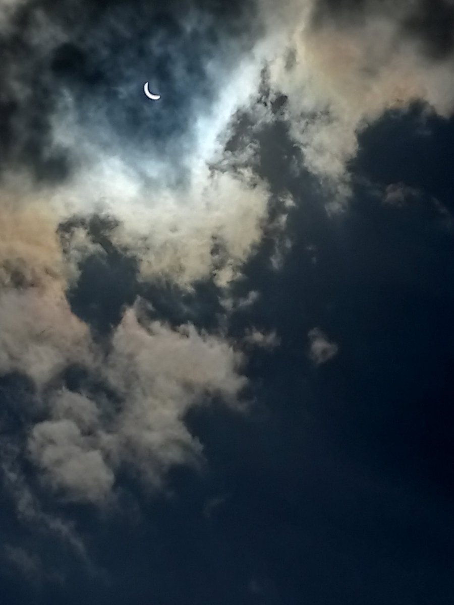 The clouds really added some beauty to the eclipse in Martin County, KY. @Kentuckyweather @JimWKYT @brobwx @WSAZBrandon