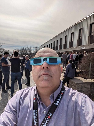 SirSeb_LPDLS's tweet image. #Eclipse2024 à @MDA_space Montréal. Tous le monde avait ses lunettes fournies par l'employeur! Super moment pour nous, fanas de la chose spatiale 🌘🛰️