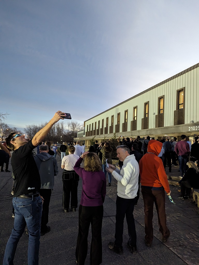 SirSeb_LPDLS's tweet image. #Eclipse2024 à @MDA_space Montréal. Tous le monde avait ses lunettes fournies par l'employeur! Super moment pour nous, fanas de la chose spatiale 🌘🛰️