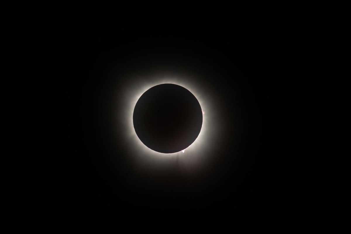 Total(ly) stunning. Breathtaking views of the total solar #eclipse as seen from #Cleveland. More photos: flickr.com/photos/nasagle… 📸: NASA/Jordan Salkin