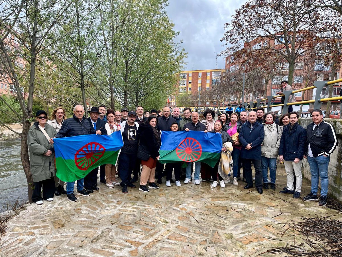 Hoy, #8deAbril, acompañamos a la Fundación Secretariado Gitano en la conmemoración del #DíaDelPuebloGitano💙💚❤️. Seguiremos trabajando junto a @gitanos_org para combatir los prejuicios y reivindicar la inclusión de la historia y la cultura del pueblo gitano.