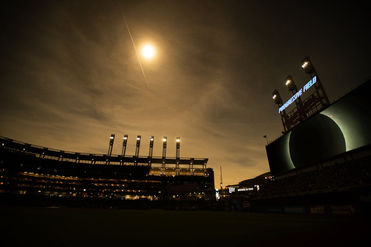 A baseball sky like you’ve never seen before 😍 @NASA #eclipse