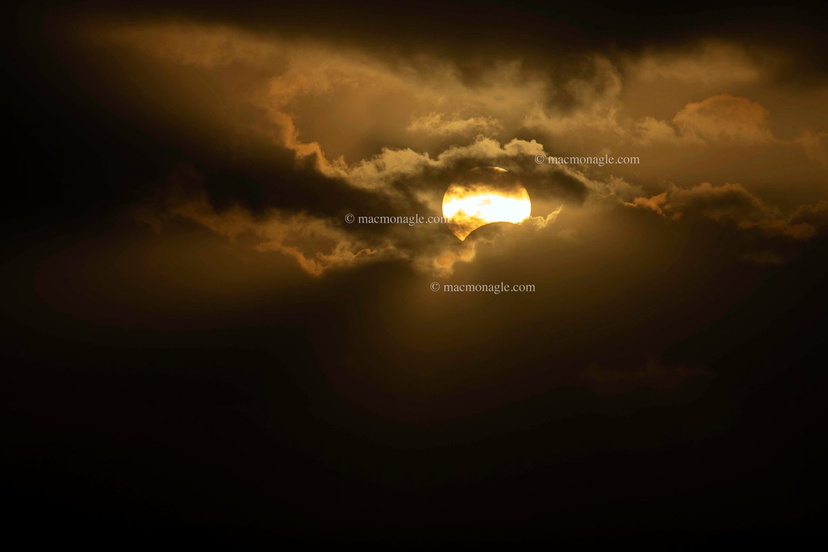 #Eclipse2024 The clouds parted for a few seconds at 8.12pm to reveal the moon passing beneath the sun as seen from Ballkinskelligs Bay in Kerry Ireland. And then the curtains closed again. Photo: Don MacMonagle @apod @AstronomyIRL @TourismIreland @Kerrycoco