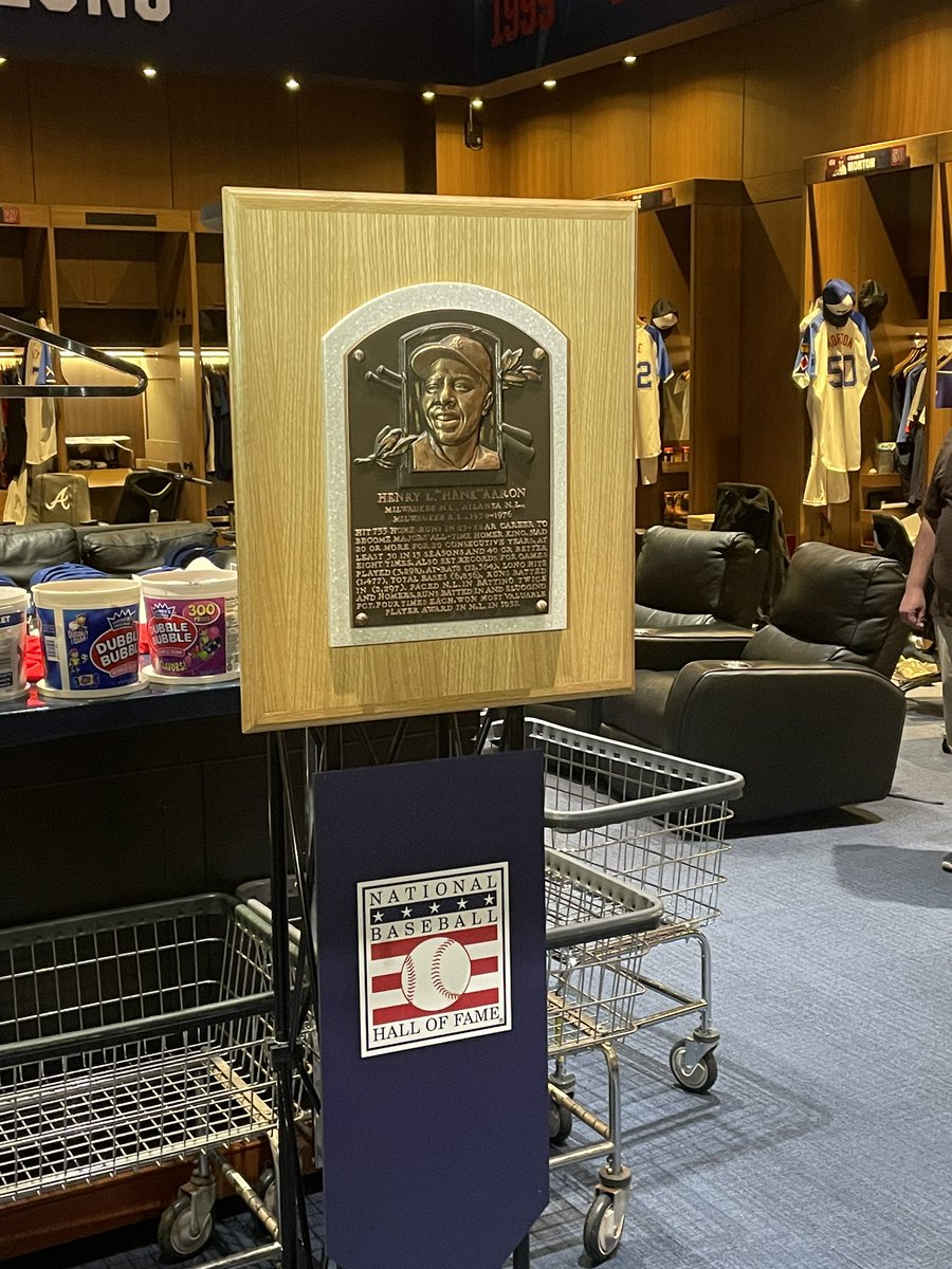 The @baseballhall brought Hank Aaron’s plaque to the clubhouse for #Braves players to see and take pictures with!! Braves 1st base coach Tom Goodwin saw the plaque ran out the locker room comes back in with his Hank Aaron Jersey on to take the pic! Pretty 🔥 🔥