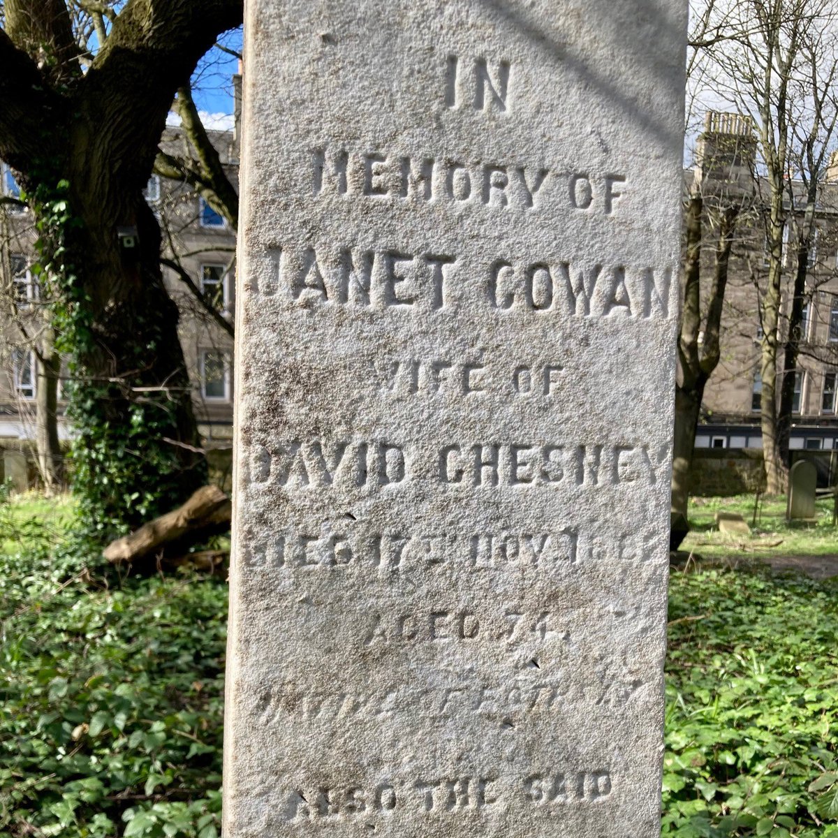 Janet and David Chesney, the last residents of Mary King’s Close, now have their gravestone restored to its former glory thanks to dedicated volunteers of @dalrycemetery! Check our latest blog article to learn more - realmarykingsclose.com/blog/iconic-ma…