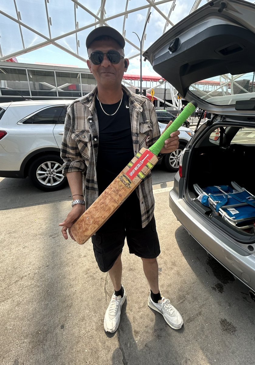 This has to be the best part of @ACCinTouch #ACC2024 in #Atlanta @Uber driver from #Baroda played first class #cricket in #India with @sachin_rt & keeps an original @graynics bat from @anilkumble1074 in his trunk!! @BCCI Talked about @wasimakramlive @waqyounis99 @shoaib100mph