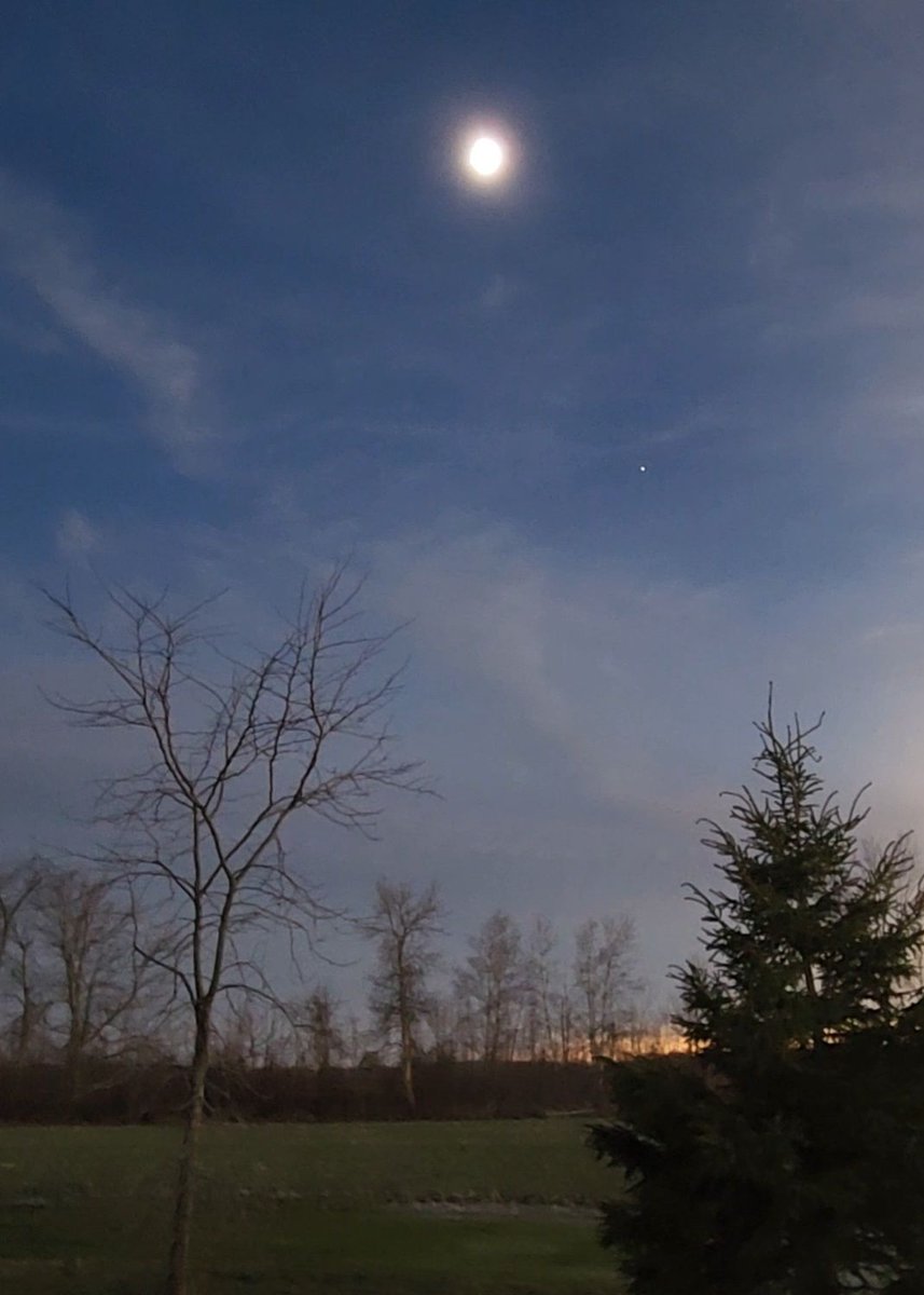 Sky was kinda dark around here at about 3:26pm EDT. Don't usually see planets mid afternoon. #Eclipse2024 #ontag