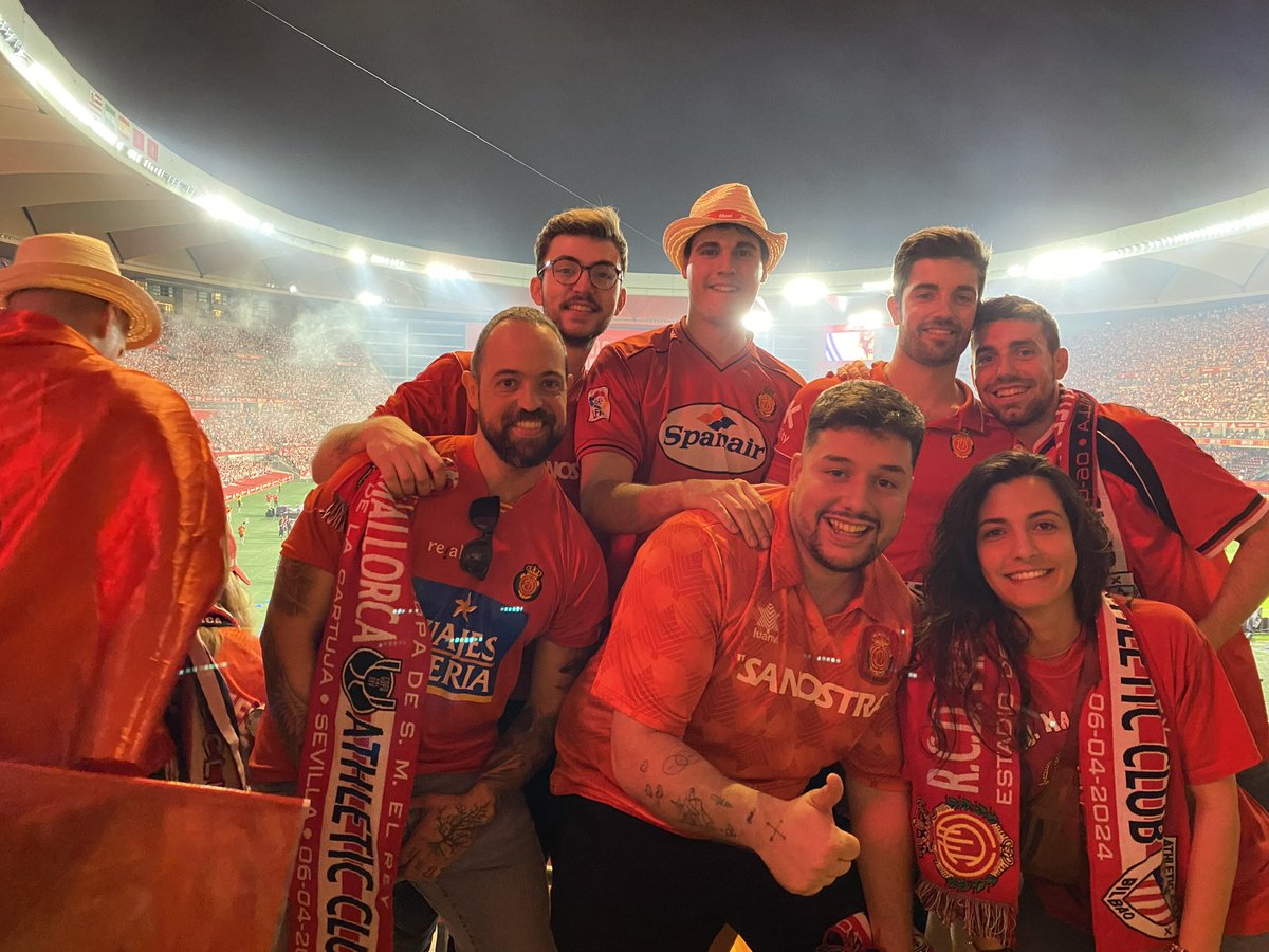 CharlioJR's tweet photo. Gracias por hacernos soñar, gracias por representar con tanto carácter y tanta emoción a una isla entera, gracias por hacernos ver que sentirse campeón no depende de ganar o perder.
Lo del sábado no lo olvidaré en la vida.
El orgullo que siento no tiene precio. @RCD_Mallorca https://t.co/IN3JbcS8y8