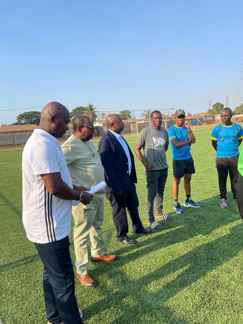 @SLFA_sl President @thomasdbrima visits Ports Authority FC, offering support after tragic accident. Brima’s words of encouragement and donation of 20 match balls aim to boost team morale. #SierraLeoneFootball #PortsAuthorityFC #SupportInDifficultTimes