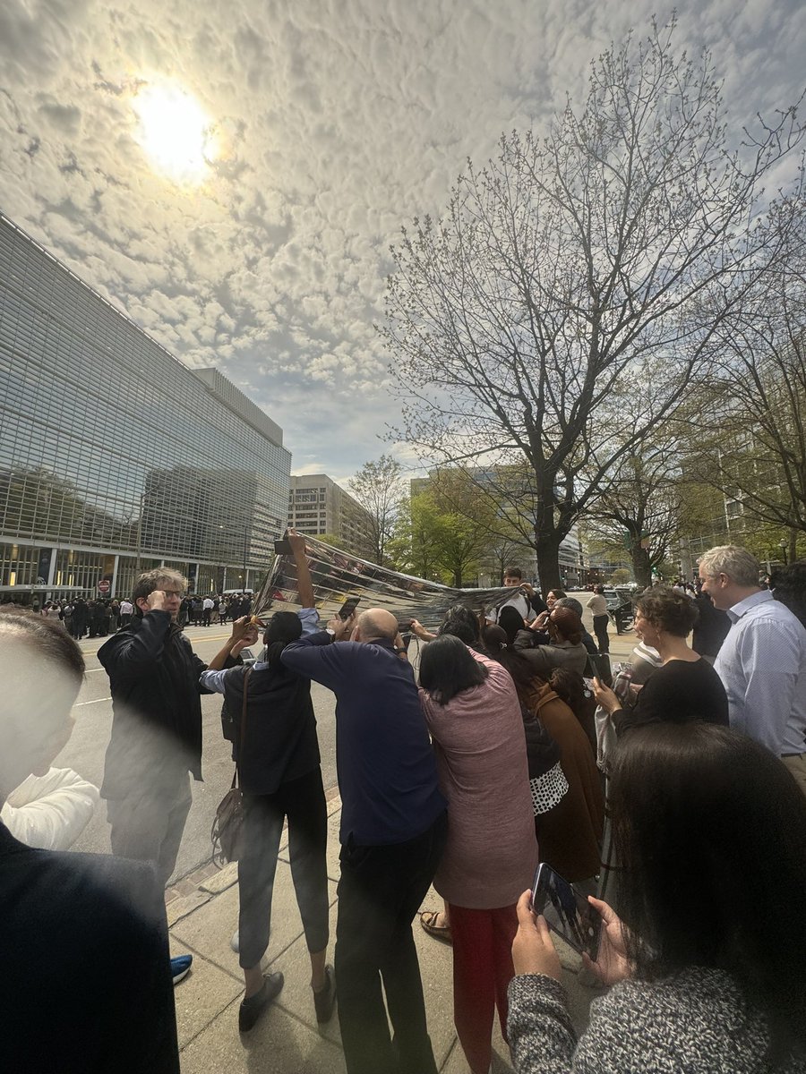EzgiCanpolat's tweet photo. 🌑 #Eclipse viewing right across from the @WorldBank https://t.co/T6QgNa4Xnl