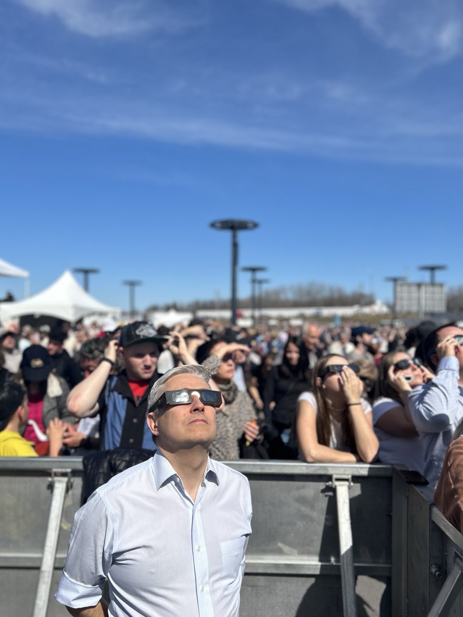 J'ai eu le plaisir de me joindre à des milliers de personnes venues de tout le pays aujourd'hui à Montréal pour regarder l'éclipse du siècle ! La curiosité et la passion de chacun pour la science sont une véritable source d'inspiration.