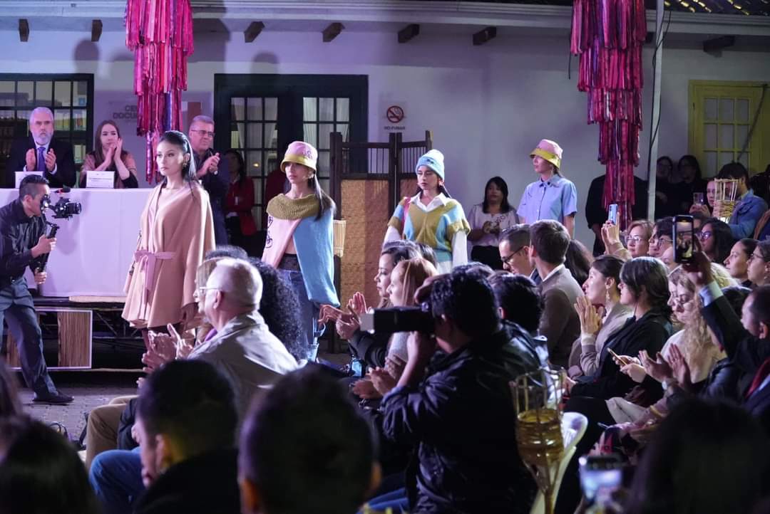 quintanilla_ale's tweet photo. Somos parte también del lanzamiento de la nueva colección "Innovarte Arte y Tradición" del Centro de Bordados de Cuenca 🧵 🪡 una muestra del talento y la creatividad de nuestros artesanos
¡Celebremos el arte y la innovación en nuestra ciudad! 🌟🧵
#ARDIS #ArteCuenca https://t.co/0UUZdOmPup