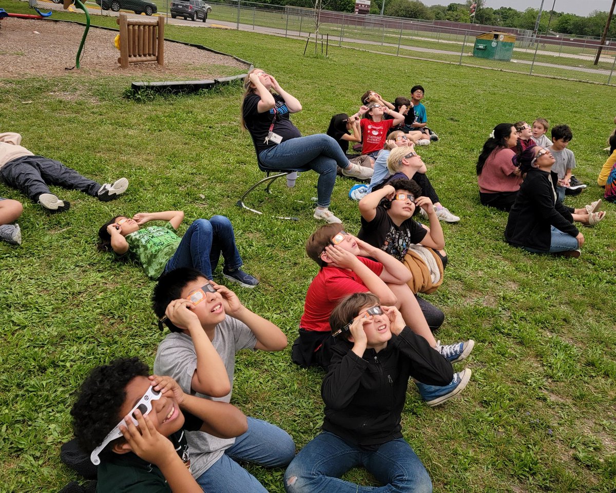 FlinnClass's tweet photo. Eclipse day! Loved seeing the joy and wonder on my kids' faces today! https://t.co/tumKs29aVi
