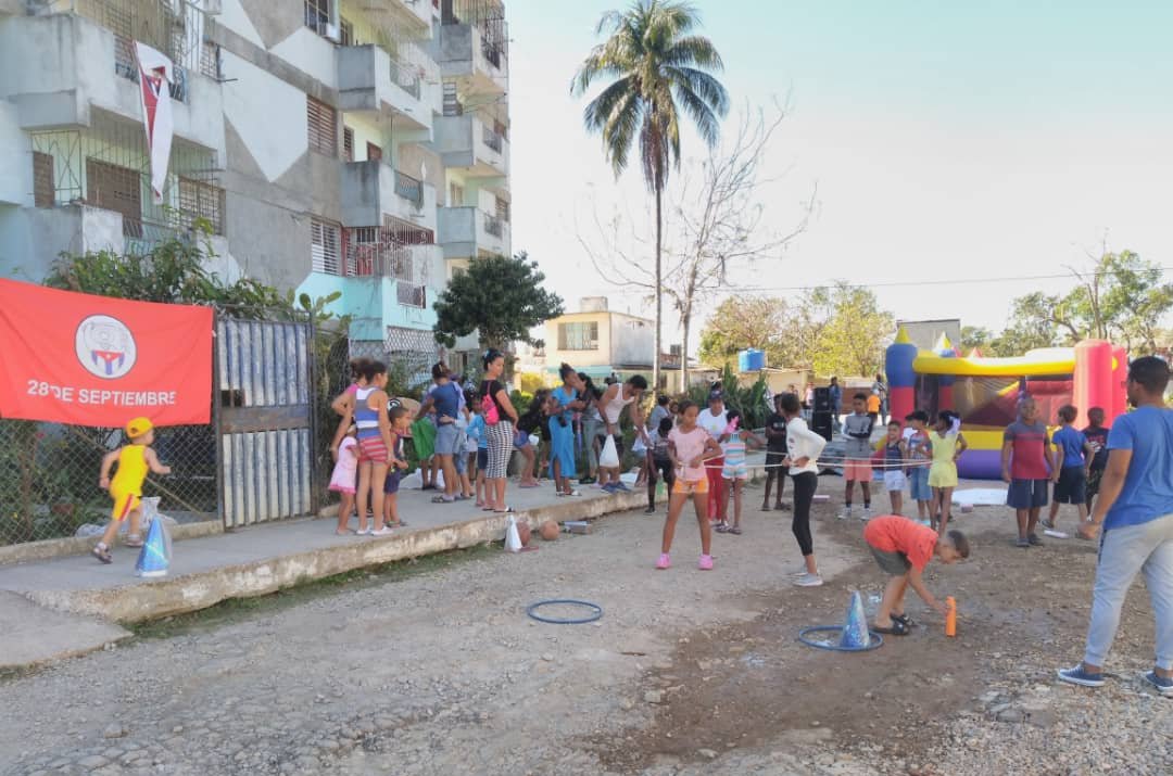 Cederistas del Cotorro demostraron que se puede organizar un divertido Plan de la Calle cuando los vecinos se lo proponen. #Cuba #CDRCuba #GenteQueSuma